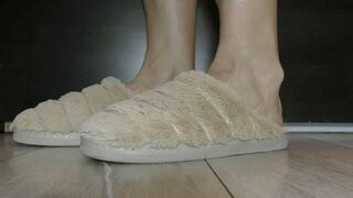 She wiggling toes in the house slippers WMV FULL HD 1080p