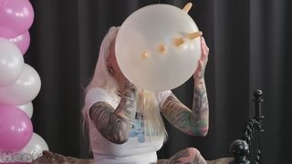 Frau Tagtraum Latexhandschuh blasen bis es knallt