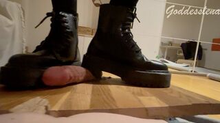 Goddesslena: CBT mit Dock Martens & Highheel lecken