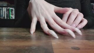 3 cm natural claws scratching wooden table