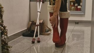 Walk on crutches with my hunterboots