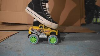 Lana crush toy car
