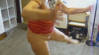 Erotic dance on Blockbuster song