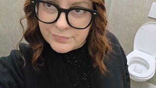 Mall Escape: Nicoletta’s Moment of Pure Relief and Relaxation 4K