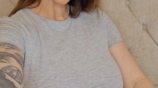 Heavily pregnant in labour with steong contractions and pushing
