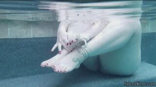 0099 - Underwater self bondage!