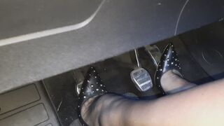 Decollete tacco a spillo 13 cm , collant velato trasparente nero 8 Den , la mia immancabile cavigliera e 10 min di revving.