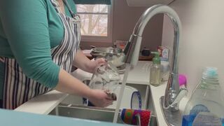 Sugargirlx2 Does Her Dishes While You Watch