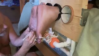 Footnotes 2026 from the side - writing on the feet with a pen