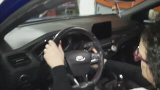 Décolleté senza collant , leggins neri , cavigliera , camicetta con una generosa scollatura e un'auto che non parte.