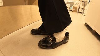 Amelie has her shoe stolen at the store and drives home wearing just one shoe