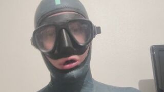 Wetsuit, swim cap and breathplay