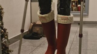 Walk on crutches with my Hunterboots in Latexoverall