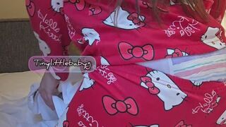 Humping hotel pillows Tinylittlebabyg tease and gets off using two types of stuffing