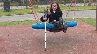 Miss Annika dopo ore di auto, si ferma per sgranchire le gambe. Il tutore al ginocchio le provoca un forte fastidio. Scende e con le sue stampelle fa una piccola passeggiata dove trova un parchetto con un dondolo. Poi si rialza e si torna a casa.