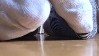 JOI pute à pieds gros plan - JOI feet whore on the floor
