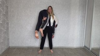 Aura Shows Her Absolute Strength – Carrying a Man with Ease