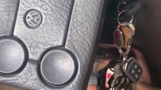 Colocando gasolina no carburador