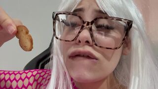 Stepmom loves to eat so he eats chips in a cosplay costume and loves the food