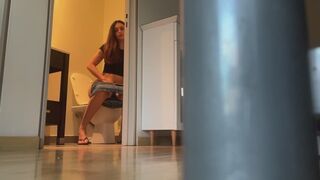 Pee with door wide open