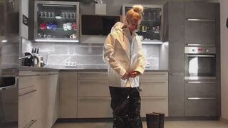 Miss Francine im Farmerrain Regenanzug auf eine Stuhl gefesselt und geknebelt