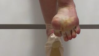 Pointe shoes VS Barefeet