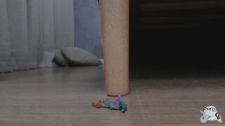 Bela gigante com peitos enormes e pÃ©s perfeitos, esmagando, pisoteando e peidando em pessoas, tratando-os como brinquedos by Qween (part02-05)