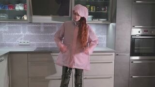 Miss Lara in Hunter Regenjacke und Lackcatsuit Bondage