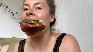 eating summer sandwich mm4