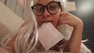 my stepsister shows me what kind of pad she usually uses, she unpacks and shows me the max pad, then shows me how to use it and masturbates with it