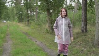 Miss Petra macht einen Spaziergang in einem AGU Regenanzug, transparentem Regenanzug und Gummistiefel