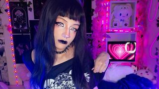Gothic girlfriend simulates sex with you in Portuguese