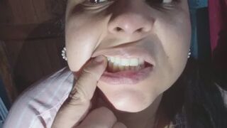 Caras tontas, nariz apretada y sonidos de boca en primer plano.