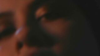 Chupando muito esses dedos