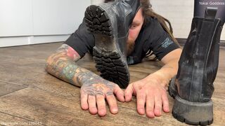 Crush My slave's palms and fingers in My dirty winter boots