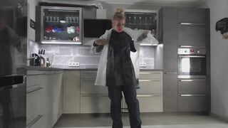 Miss Francine im Regatta Regenanzug und transparentem Regenanzug