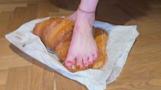 Size 43 and full 6‘6 power smashing a giant croissant! Amazon Joy enjoys it a lot