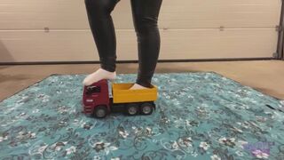 Sneaker-Girl Clara - Big Toy Car Crush