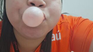 Playing with my chewing gum… Look closely ?