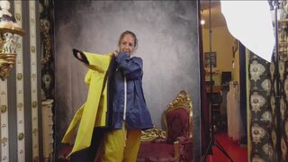 Miss Scarlett gefesselt und streng geknebelt in AGU Regensachen und Friesennerz