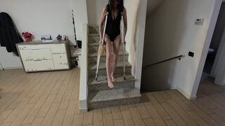 Miss Annika dopo l'incidente al parco dove si e procurata una distorsione è consapevole che la vita va avanti l'orologio scorre e non si ferma e gli impegni si accumulano. Allora decide di uscire comunque con l'aiuto di stampelle ascellari e stivali