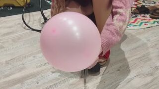 Luftballons zerplatzen in Birkenstocks und Softclox mit Pumpe und Kompressor