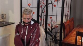 Miss Francine gefesselt und geknebelt in lagenweise Nylon Regensachen und einer silbernen Hotpants