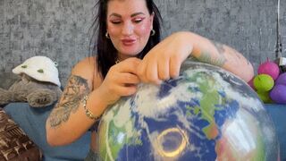 looner girl deflate globos beachball