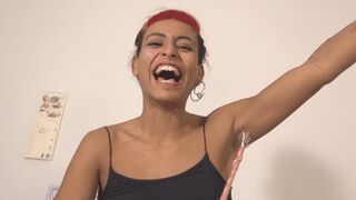 Indy e il solletico - Indy and the tickling ( TICKLING INST ) ( WMV - MOBILE VERSION )