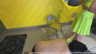 Diosa Julieta Hace limpar sus zapatos y pisa a su esclavo - Goddess Julieta has her shoes cleaned and steps on her slave