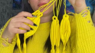 looner Val poping yellow punchballoons