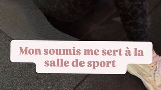Mon soumis me sert à la salle My submissive serves me at the gym