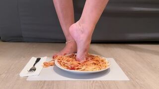 SPAGHETTI WITH TOMATO SAUCE