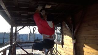 get stuck in a crack in the table